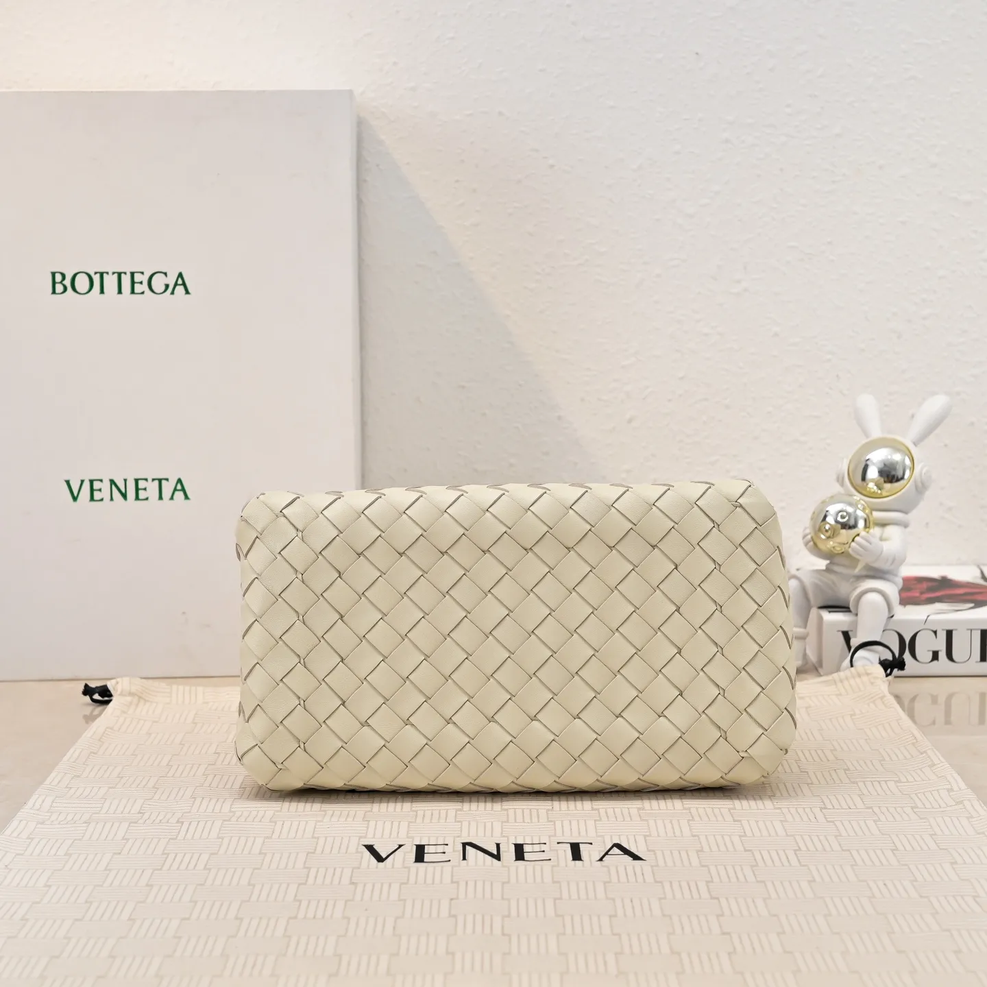 Batch 2060 BOTTEGA VENETA 2025 Autumn New Product Medium Parachuta The long-awaited new medium parachuta is here, with a unique appearance and iconic metal knots, and a whole piece of leather folds the four corners into a parachute shape! The exquisite Knot metal buckle is like putting jewelry on a bag. It is high-end and elegant. Its super capacity can hold all your things! The overall effect of this bag is very different from before. It is neither too delicate to provide a large capacity nor too bulky because of its practicality. It simply provides a perfectly suitable bag for casual and simple people👜 Style number: 5921 Size: 29.5*18.5*17.5cm